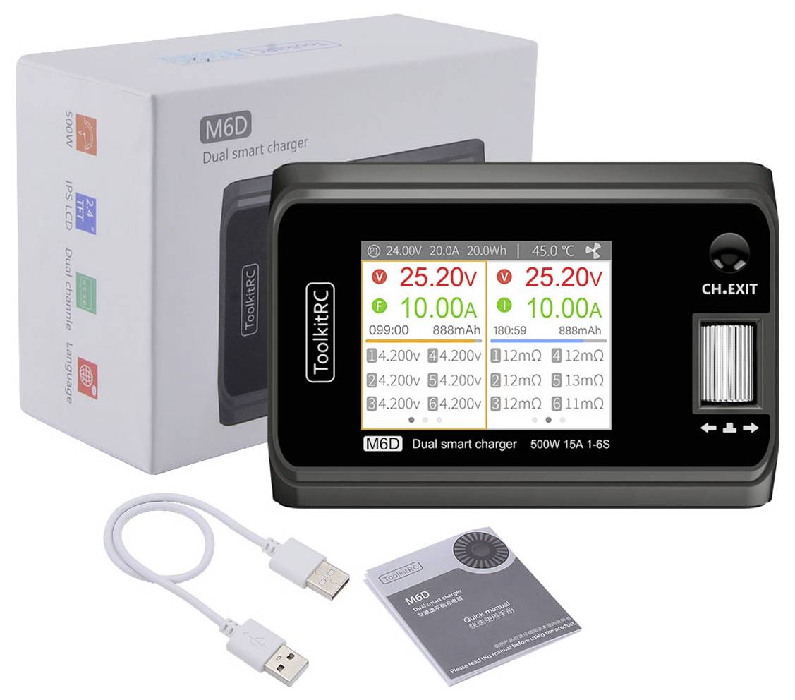 Ladegerät M6D mit LCD-Anzeige zeigt Ladespannung, Strom, Kapazität und Temperatur. Verpackung und USB-Kabel im Hintergrund.