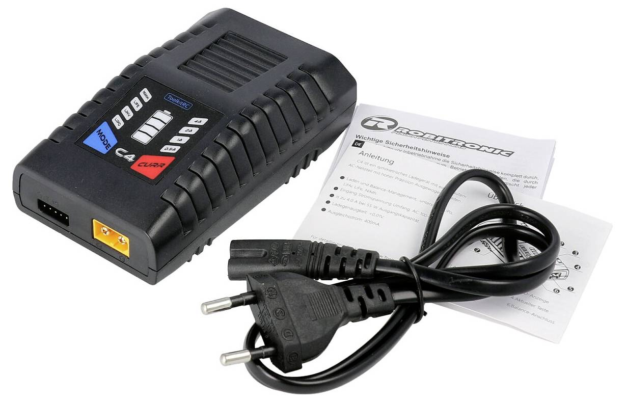 Ein schwarzes Ladegerät mit mehreren Anschlüssen und ein Netzkabel liegen neben einer Betriebsanleitung auf einem weißen Hintergrund.
