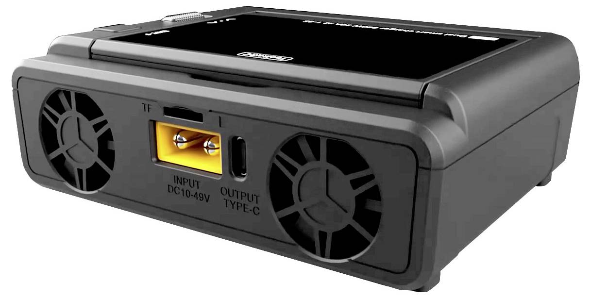 Ein schwarzes elektronisches Ladegerät mit USB-C-Ausgang und DC-Eingang, geeignet für verschiedene Spannungsbereiche.