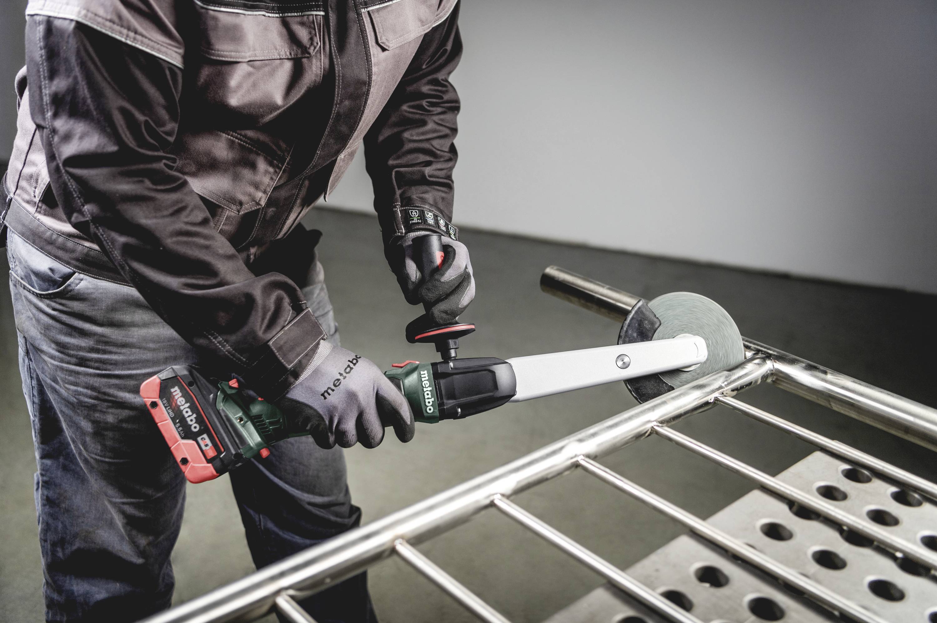 Eine Person poliert ein Metallgeländer mit einem elektrischen Schleifwerkzeug. Der Fokus liegt auf dem Präzisionshandwerk.