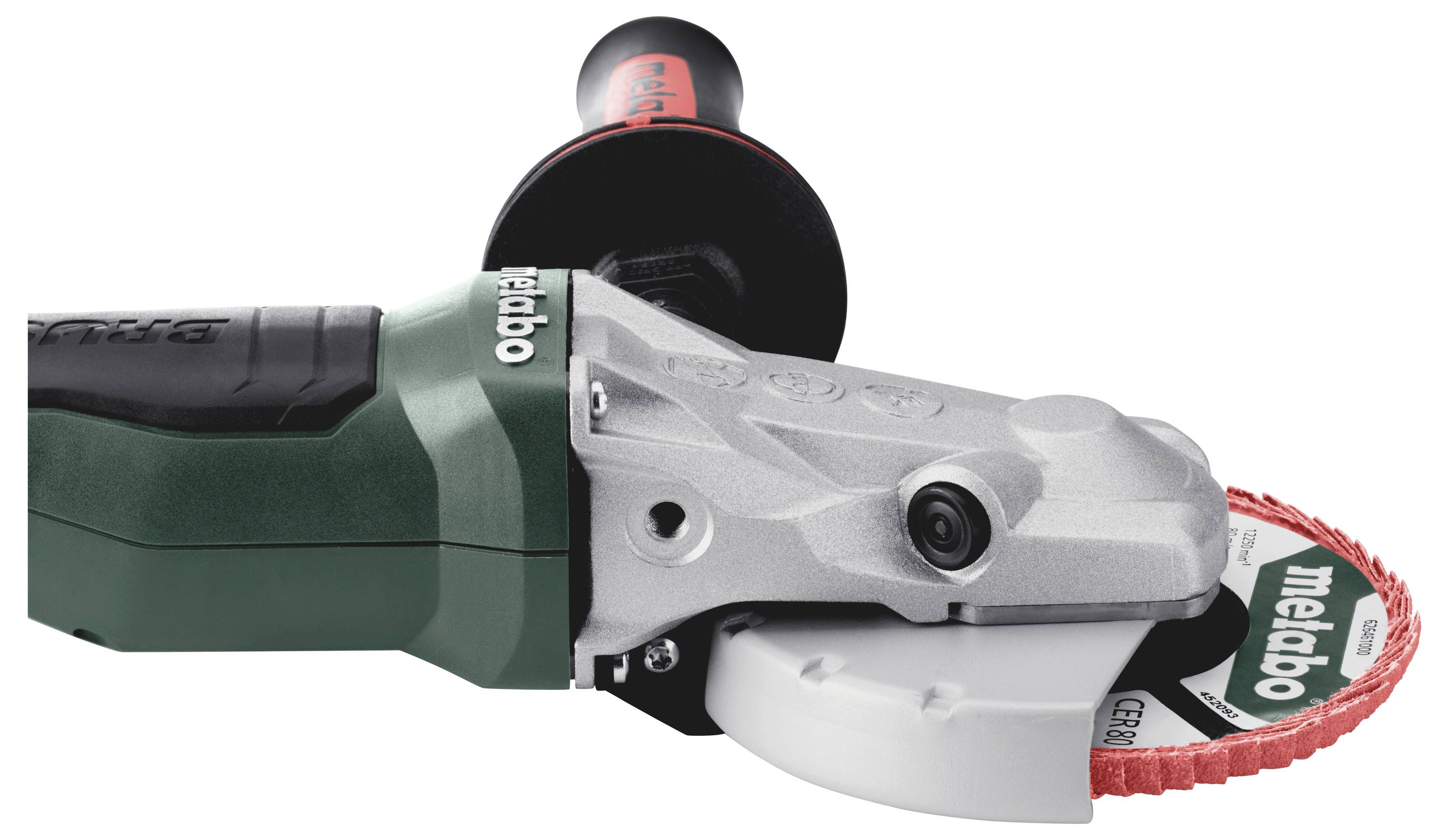 Nahaufnahme einer grünen Metabo-Winkelschleifermaschine mit rot-schwarzem Griff und montierter Schleifscheibe.