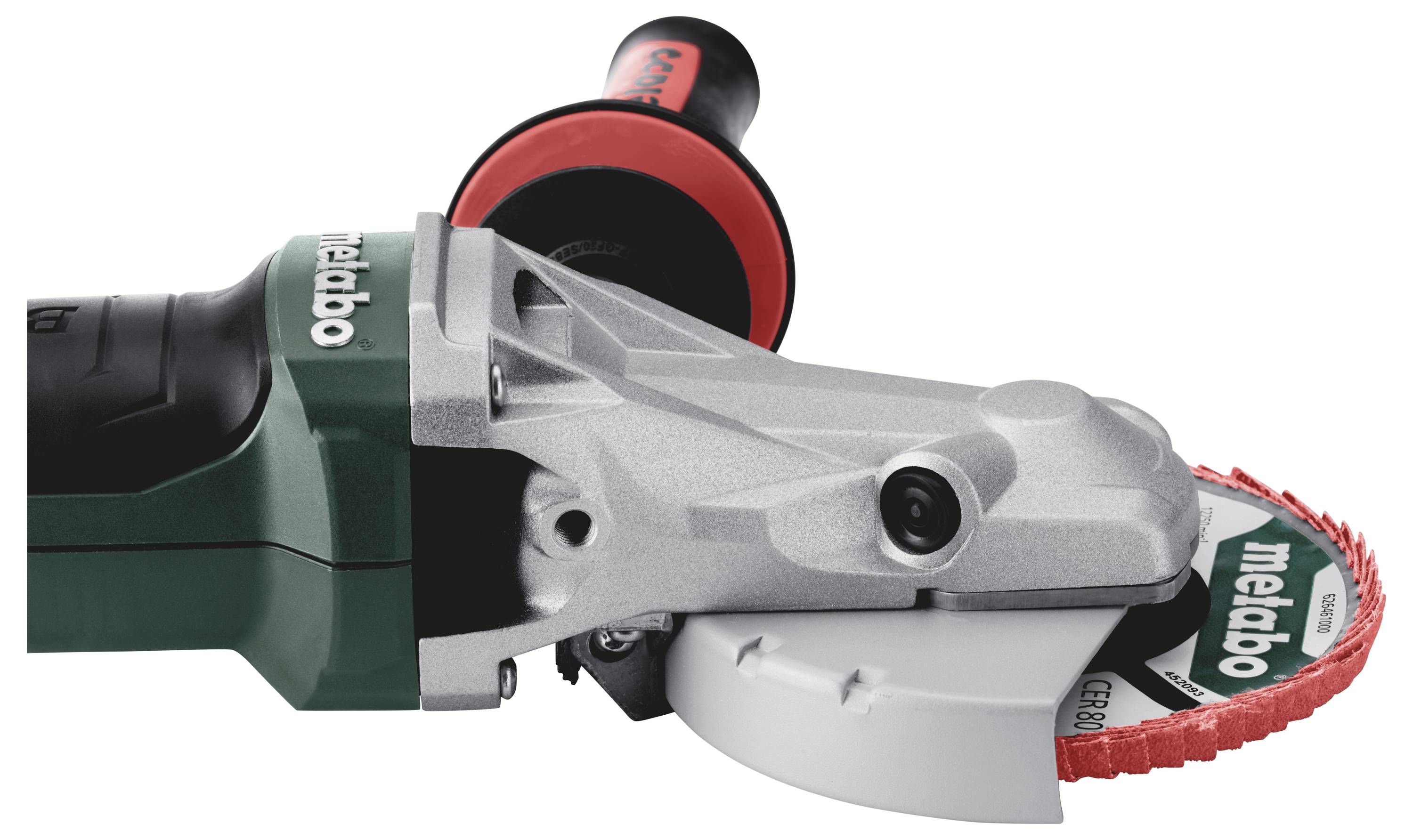 Ein Winkelschleifer mit Schleifscheibe und rotem Zusatzhandgriff, hergestellt von Metabo. Gerät wird häufig zum Schneiden und Schleifen verwendet.