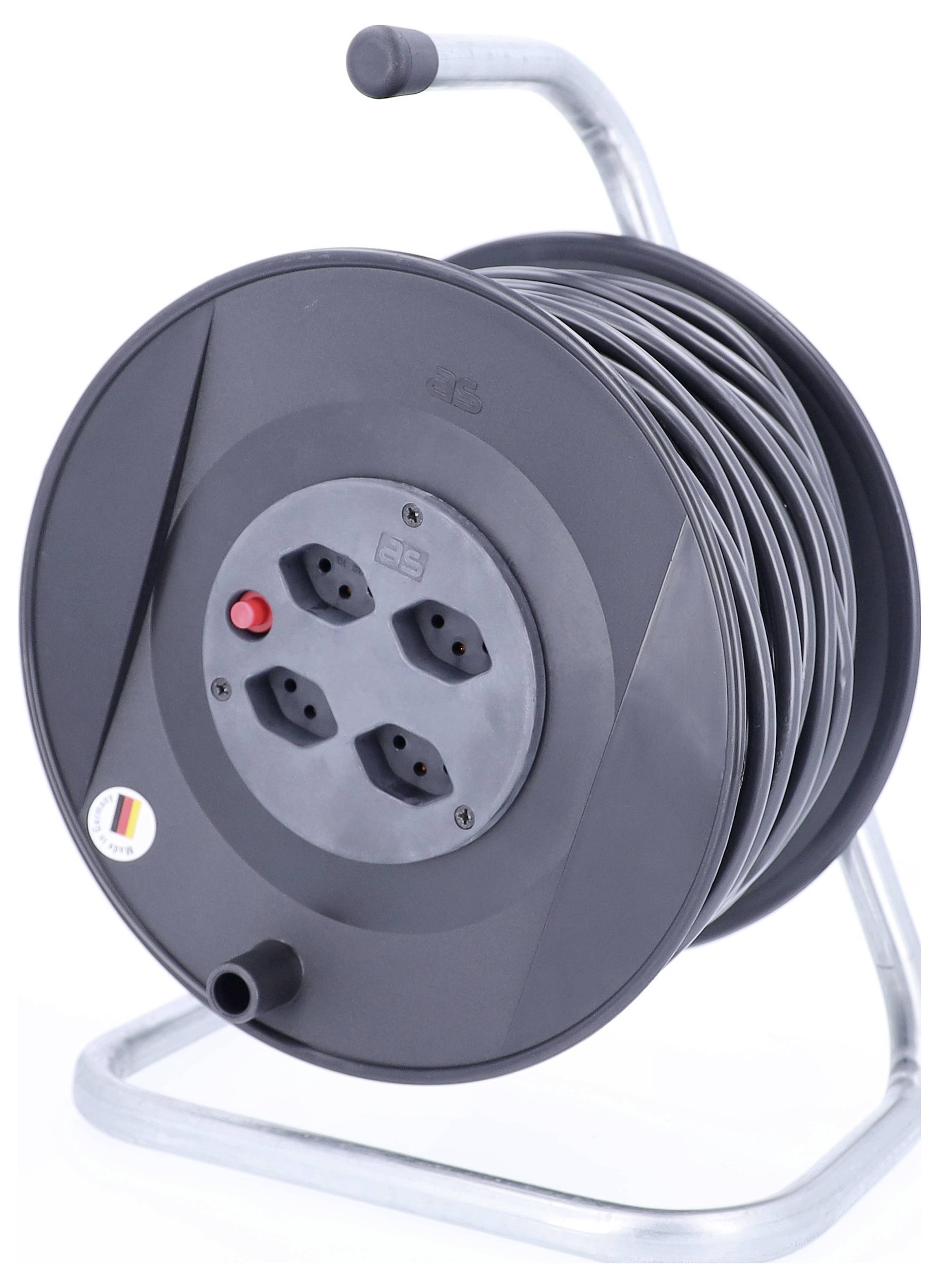 Eine schwarze Kabeltrommel mit vier Steckdosen, einem roten Knopf und einem langen aufgewickelten Kabel an einem Metallgestell.