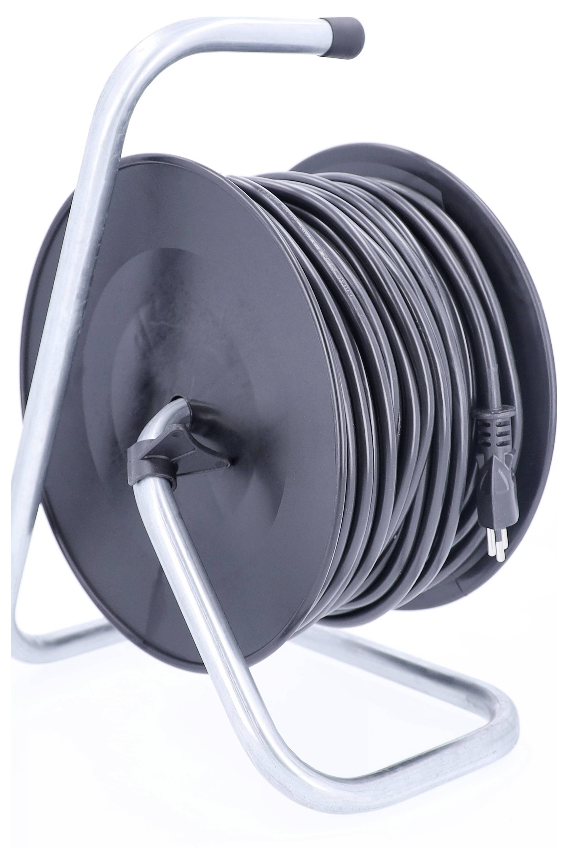 Schwarze Kabeltrommel auf Metallgestell mit aufgerolltem Kabel und Stecker. Geeignet für die organisierte Aufbewahrung von Kabeln.