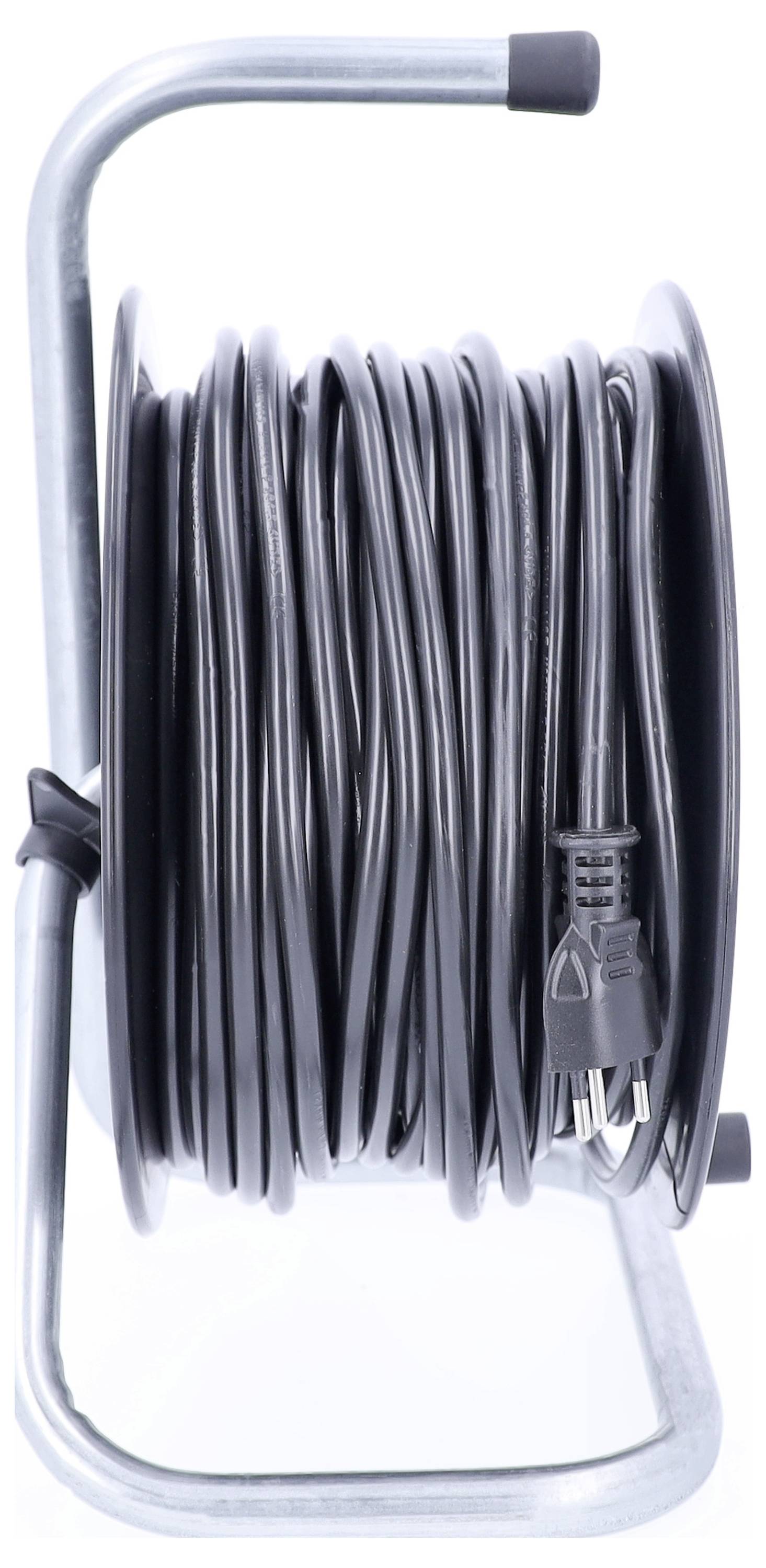 Eine aufgerollte Kabeltrommel mit einem schwarzen Kabel und einem dreipoligen Stecker, auf einem Metallständer montiert.