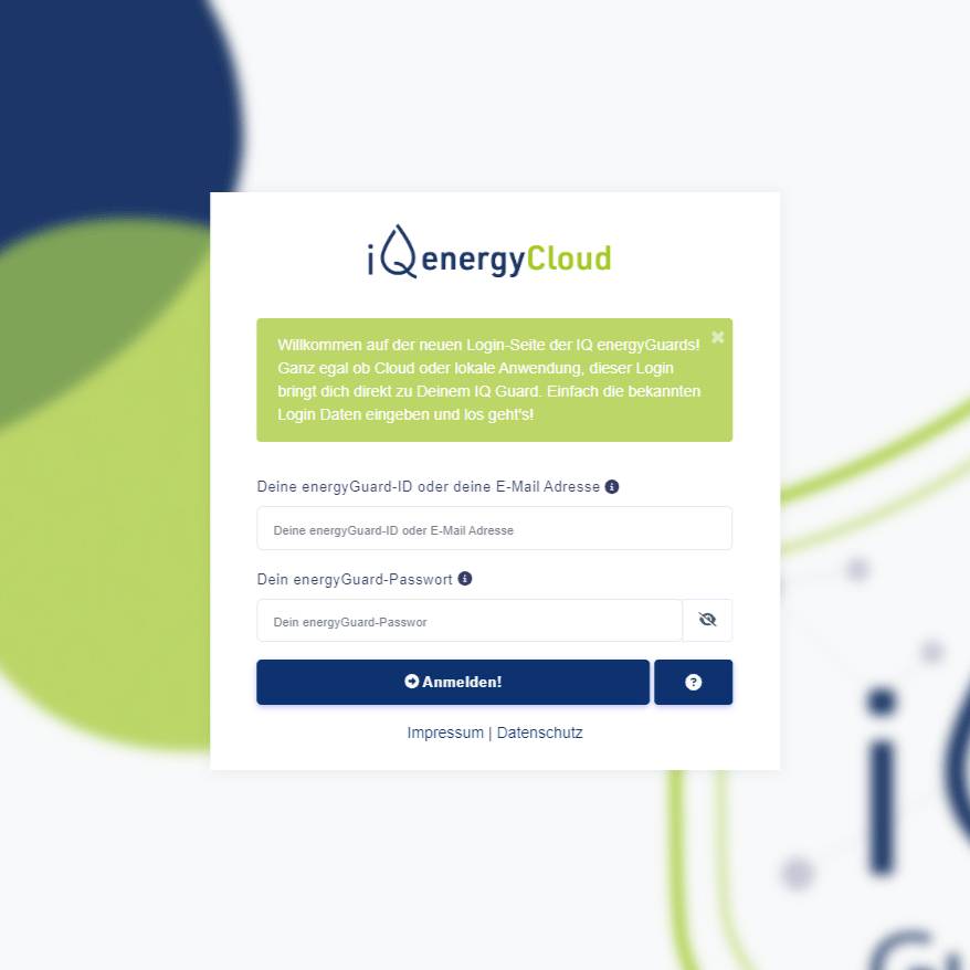 Grünes Anmeldeformular für 'energyCloud' mit Feldern für Benutzername und Passwort. Hintergrund unscharf mit blauen und grünen Farben.
