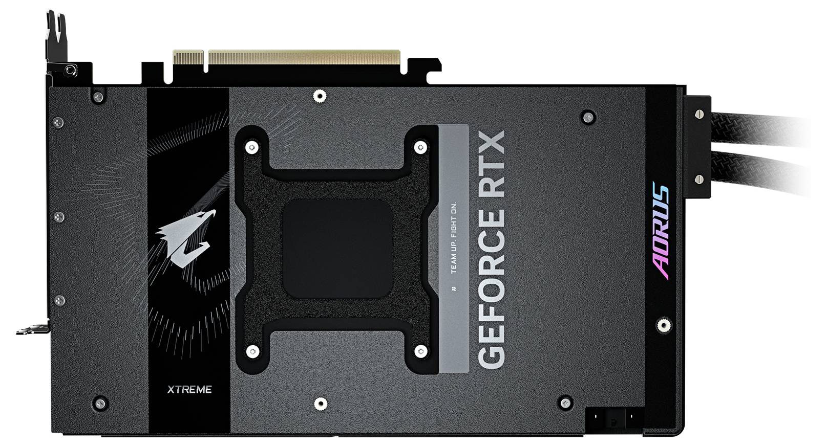 Grafikkarte von der Rückseite gesehen, mit 'GEFORCE RTX' und 'AORUS' Schriftzügen. Enthält Kühlrippen und Anschluss für die Stromversorgung.