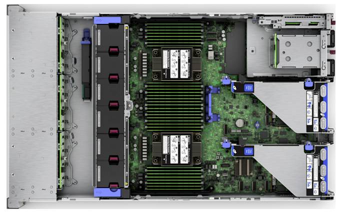 Server-Gehäuse mit geöffnetem Deckel zeigt zwei Prozessoren, mehrere RAM-Module und Kühlungskomponenten in Reihenanordnung.