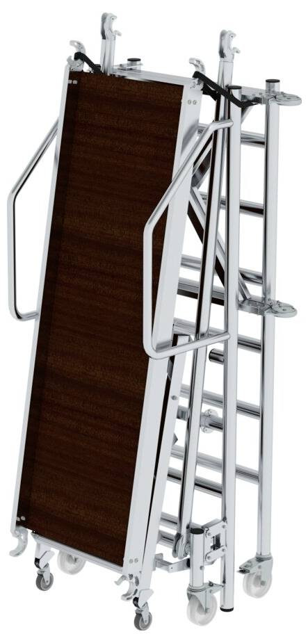 Ein zusammengeklappter Aluminium-Transportrollstuhl mit vier kleinen Rädern. Die Sitzfläche besteht aus einem dunkelbraunen Material.