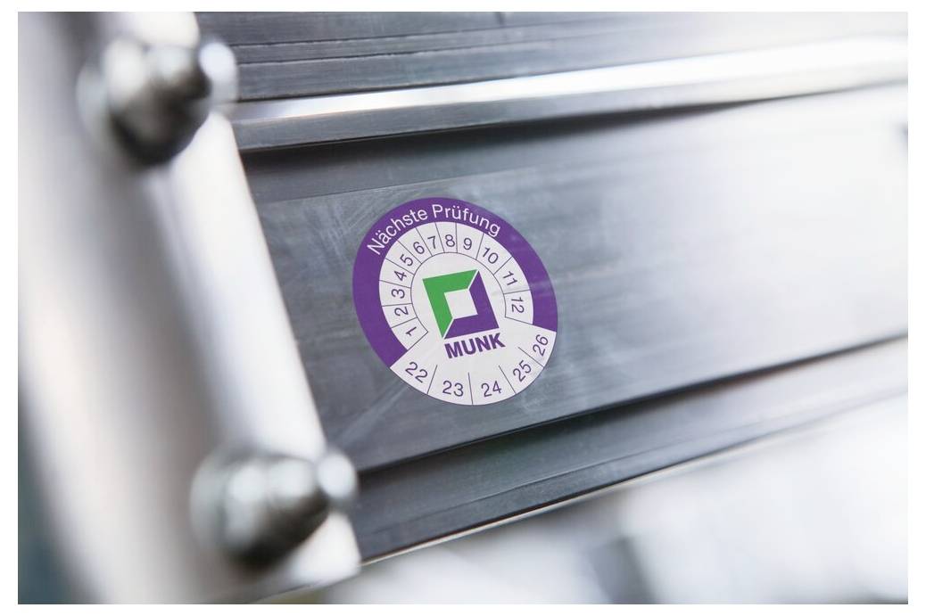 Prüfsiegel für Leitern von MUNK, zeigt Monate und Jahre für nächste Inspektion.
