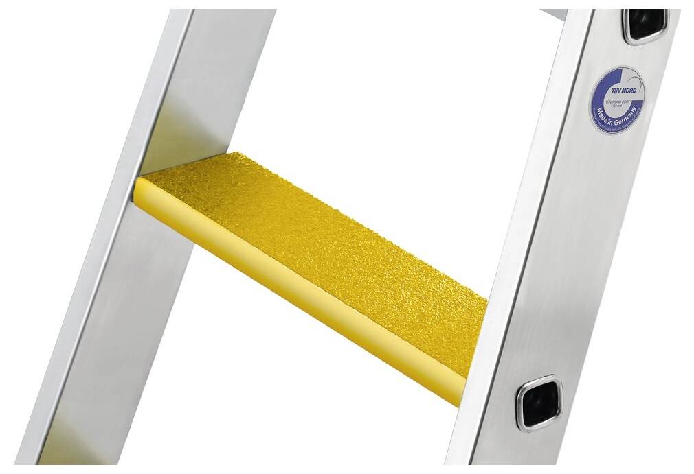 Aluminiumleiter mit gelber, rutschfester Stufe, Nahaufnahme.