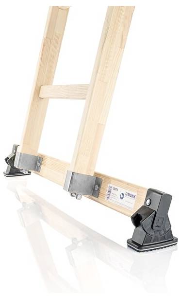 Holzleiter mit rutschfesten schwarzen Füßen auf weißem Hintergrund.