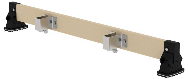 Holzbalken mit schwarzen und silbernen Clips an beiden Enden und in der Mitte, wahrscheinlich zur Stabilisierung oder Befestigung gedacht.