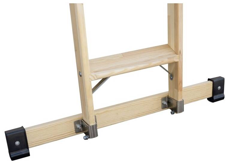 Holzleiter mit stabiler Querstrebe und rutschfesten Endkappen, geeignet für sicheres Arbeiten in Höhen.