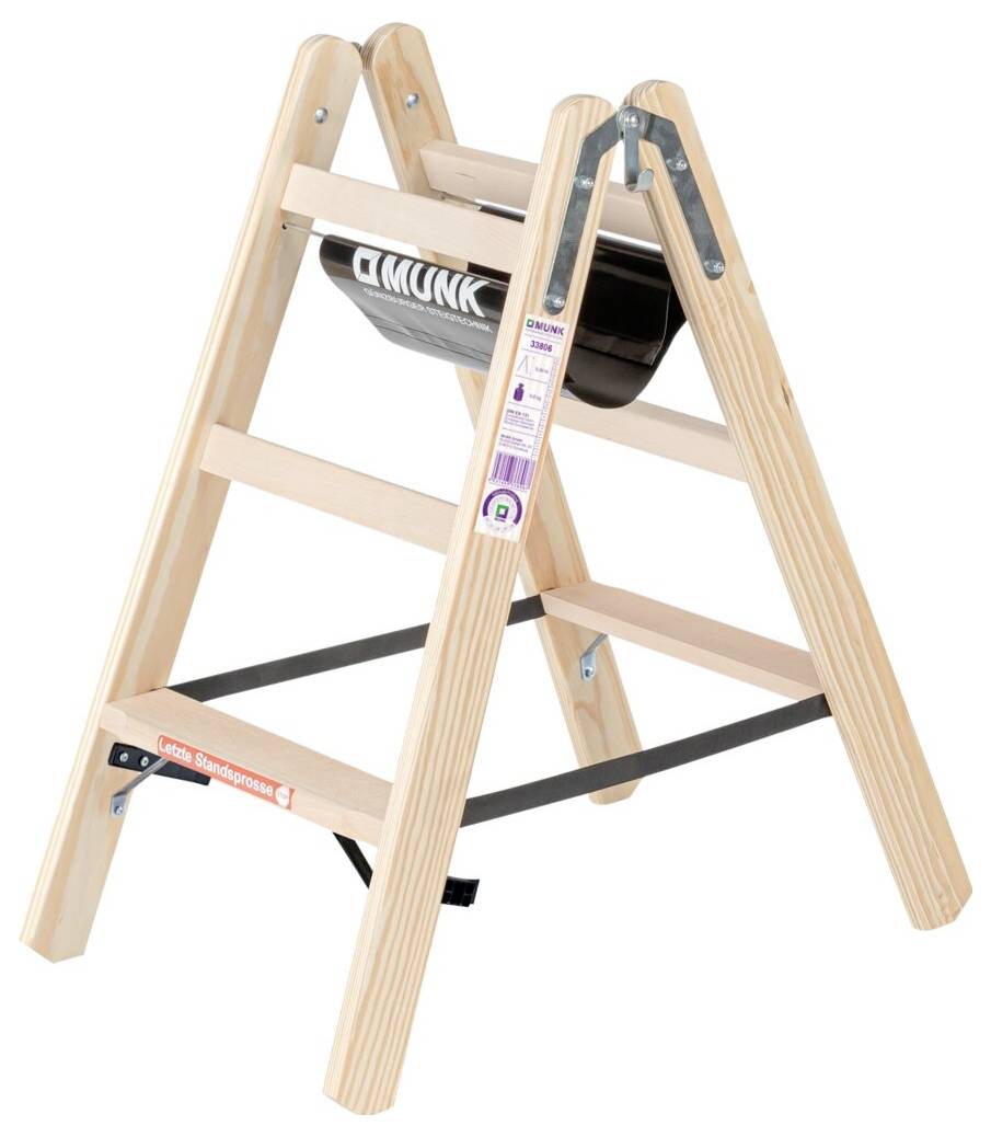 Holzleiter in A-Form mit einem schwarzen Eimerhalter und Sicherheitsstreben. Markenetiketten an den Seitenteilen sichtbar.