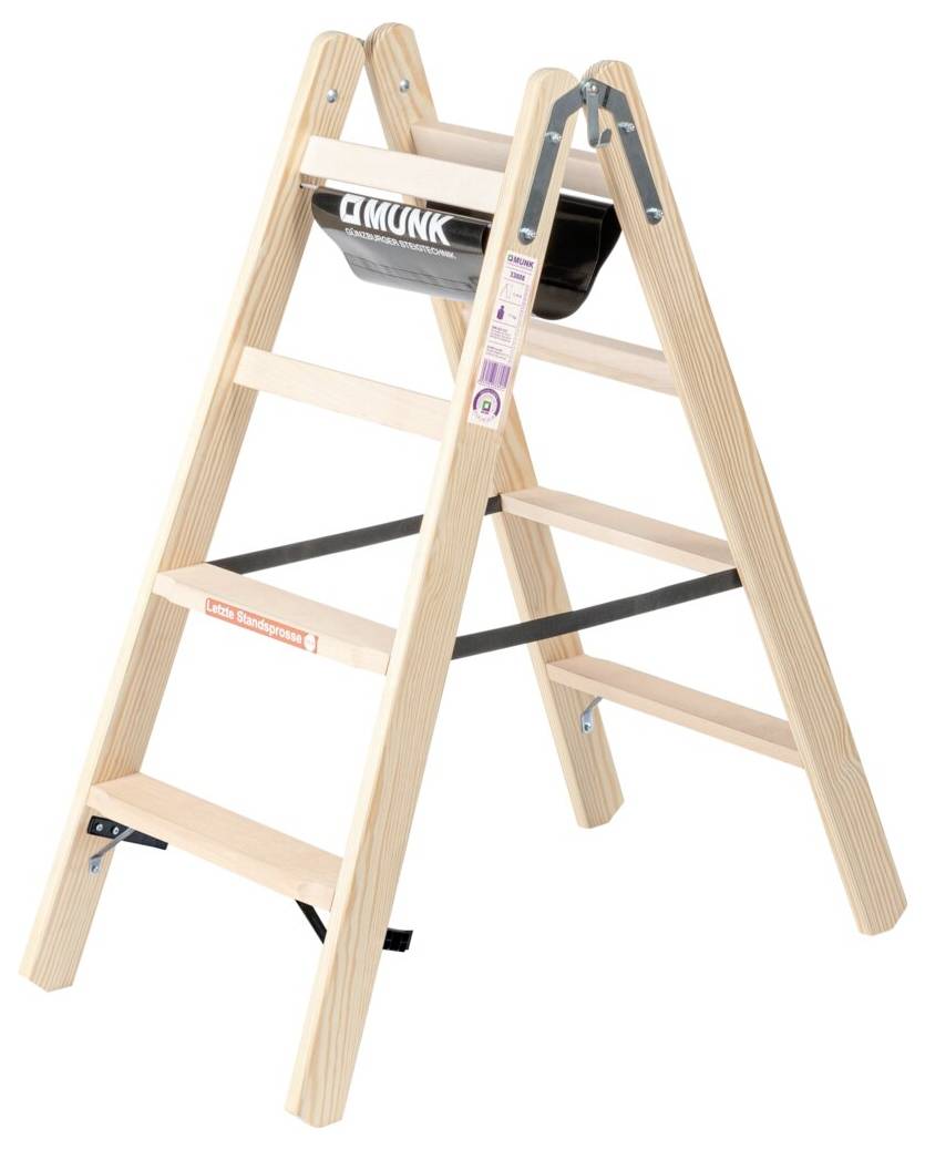 Holzleiter mit vier Sprossen, stabilen Stützen und schwarzem Werkzeughalter oben. Designed für sicheren Stand und einfachen Transport.