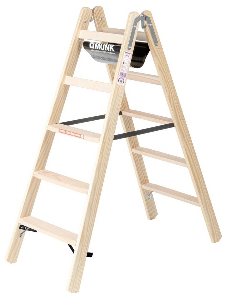 Holzleiter mit vier Stufen. Ein schwarzer Eimerhalter ist an der obersten Stufe befestigt. Geeignet für leichte Bauarbeiten.