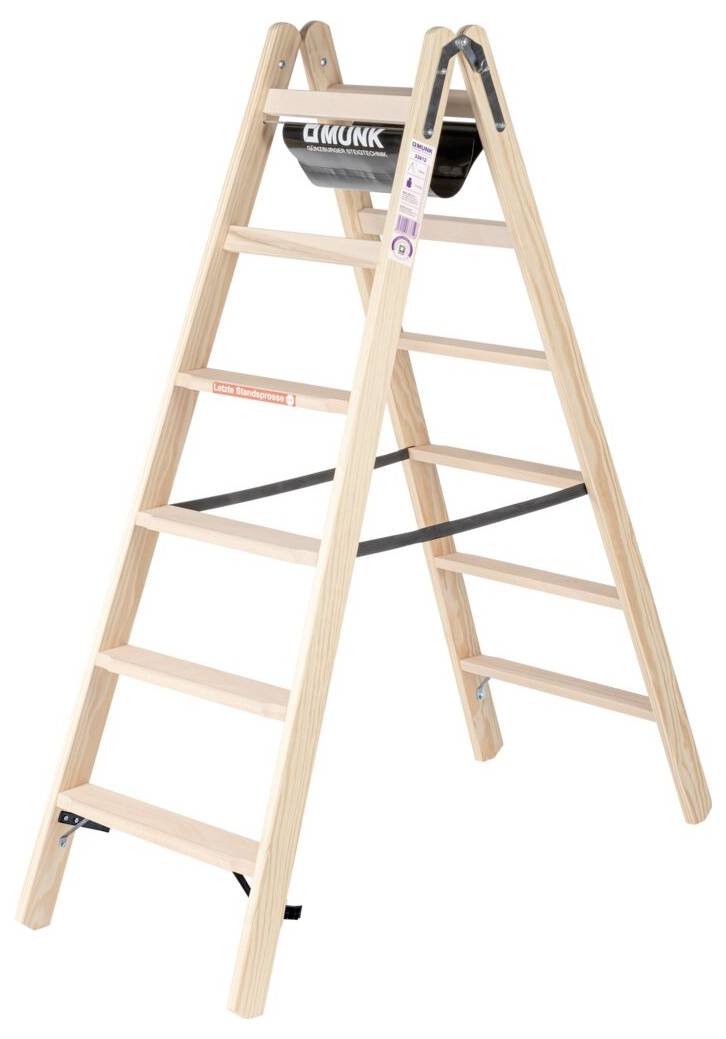 Holzleiter mit sechs Stufen in A-Form, stabil gebaut, für den Innengebrauch, mit schwarzem Gurt zur zusätzlichen Stabilisierung.