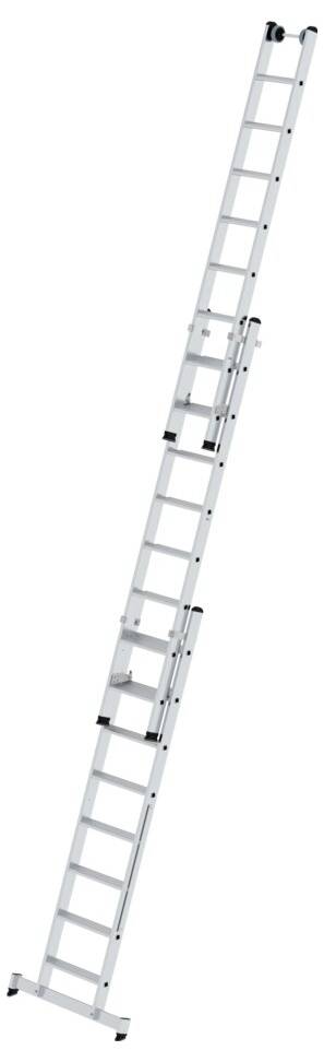 Eine vollständig ausgefahrene, silberne Teleskopleiter mit mehreren Stufen, geeignet für hohe Reichweiten, auf weißem Hintergrund.