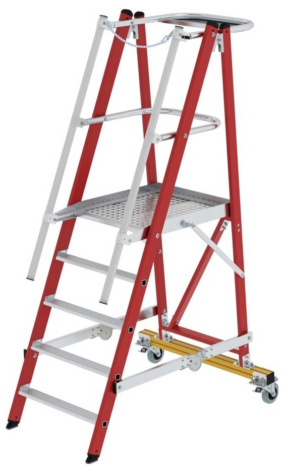 Eine rote Stehleiter mit sechs Stufen und Rollen, die für industrielle Zwecke genutzt wird.