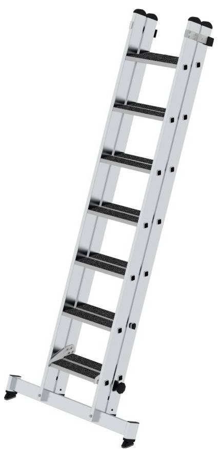 Eine silberne Teleskopleiter, ausgeklappt mit sieben Stufen, steht leicht angewinkelt. Sie hat schwarze Kunststoffenden für Stabilität.