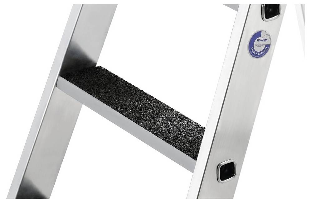 Ausschnitt einer silbernen Aluminiumleiter mit rutschfester schwarzer Stufe, Herstelleretikett sichtbar.