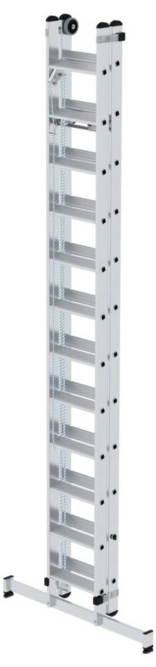 Aluminiumleiter mit mehreren Stufen, ausgefahren. Geeignet für Arbeiten in großer Höhe. Stabiler Standfuß unten.