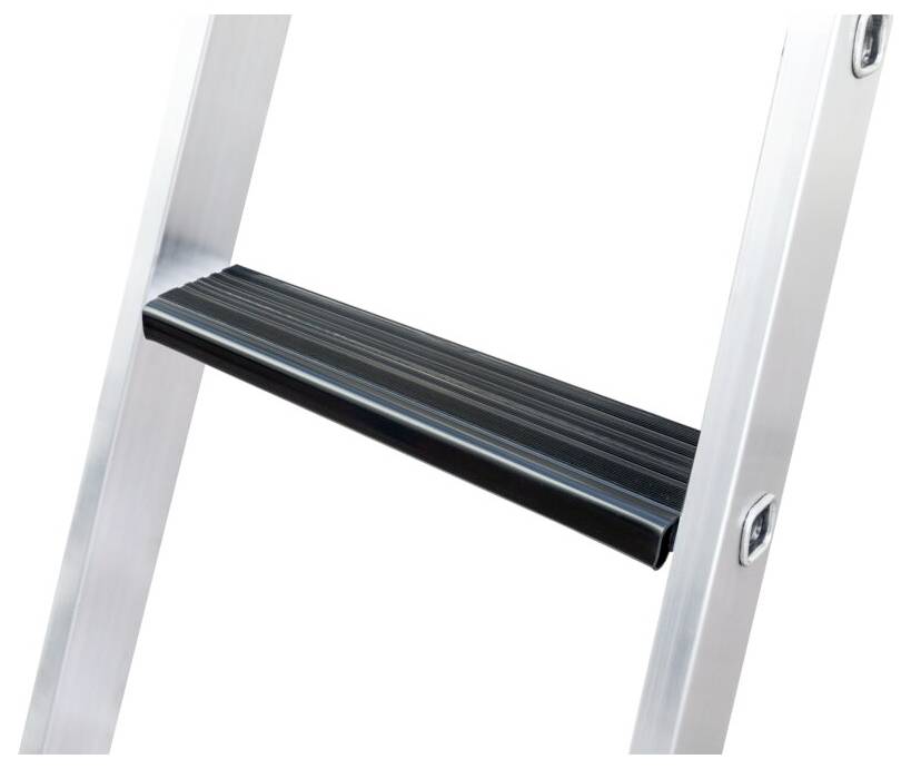 Aluminiumleiter mit schwarzer, geriffelter Stufe, Nahaufnahme.