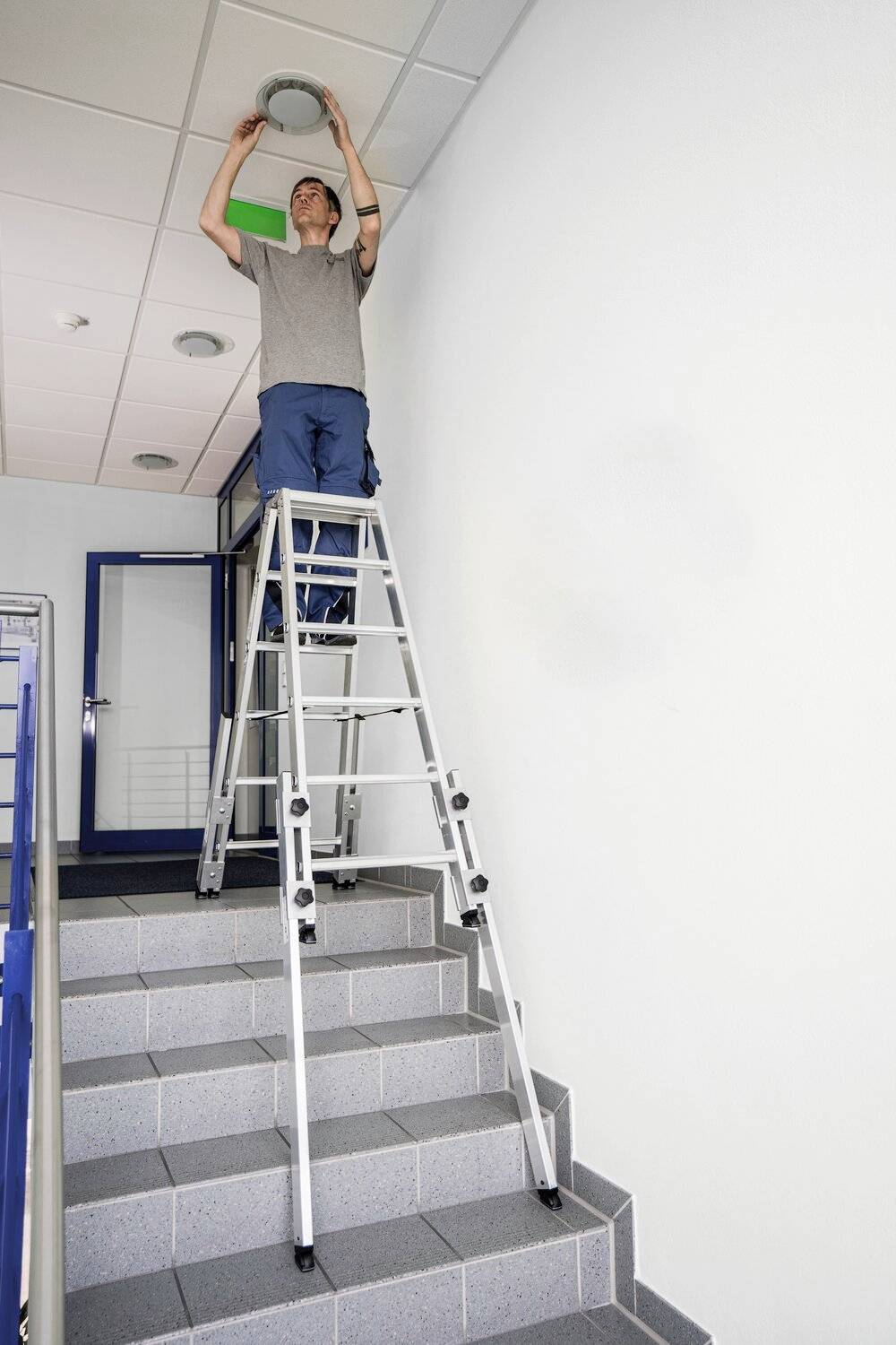 MUNK Günzburger Steigtechnik 042716 Aluminium Stufen-Stehleiter