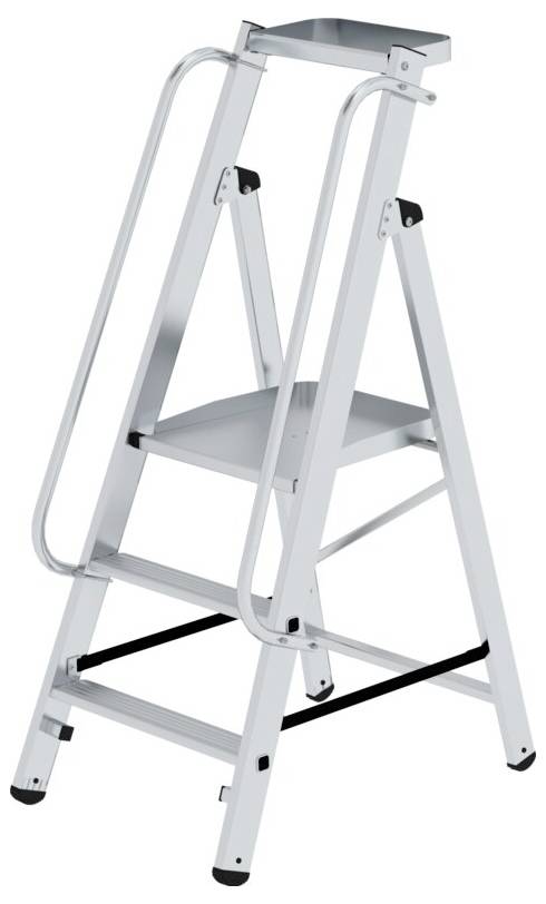 Eine silberne Klappleiter mit drei Stufen, stabilen Handläufen und rutschfesten Füßen, geeignet für den sicheren Gebrauch im Innenbereich.
