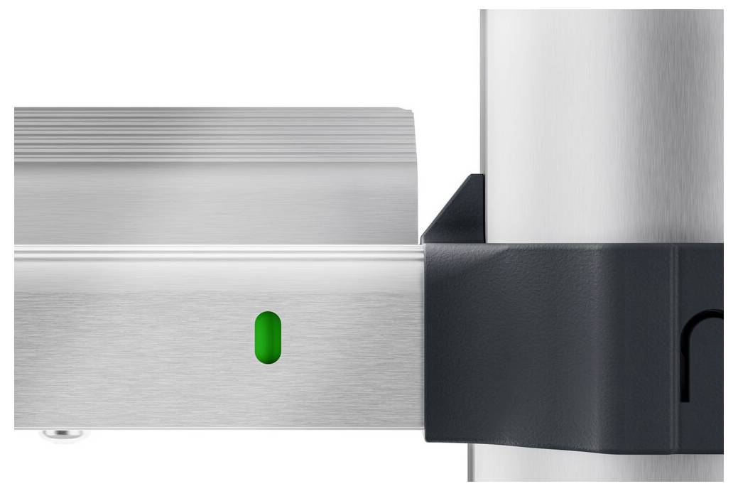 Metallschloss mit grünem Licht zeigt an, dass der Mechanismus entriegelt ist.