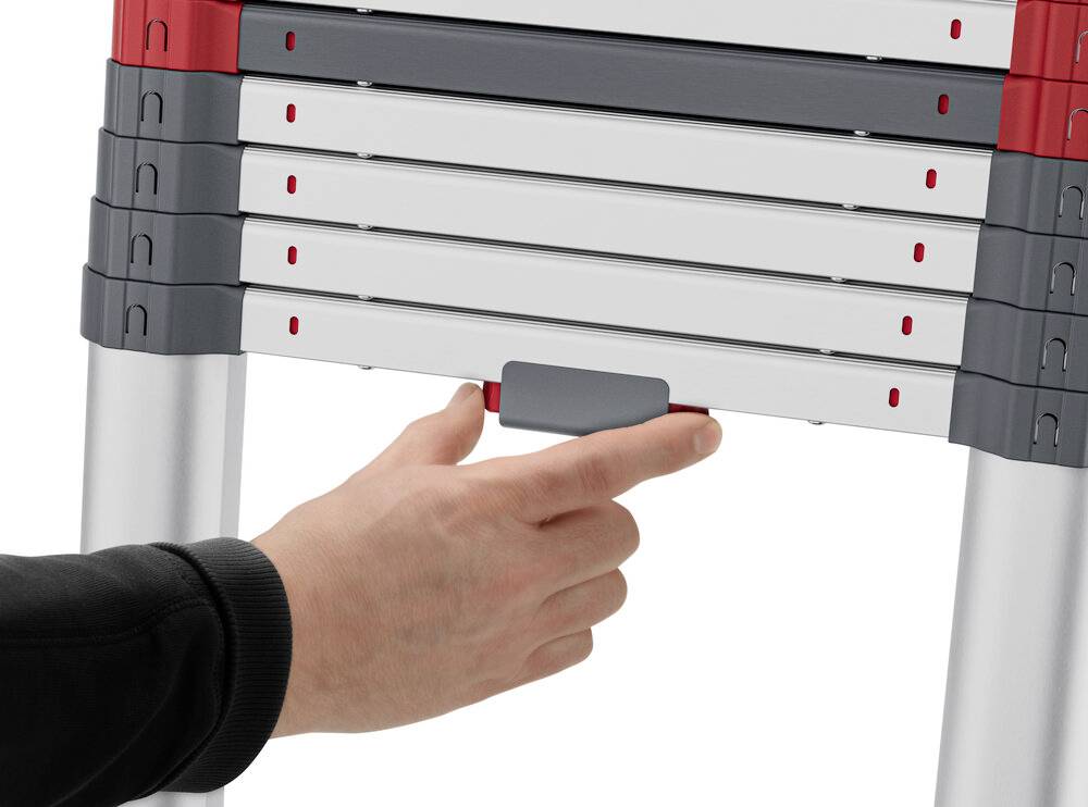 Eine Hand entriegelt einen grauen Knopf an einer Teleskopleiter, um die Höhe anzupassen.