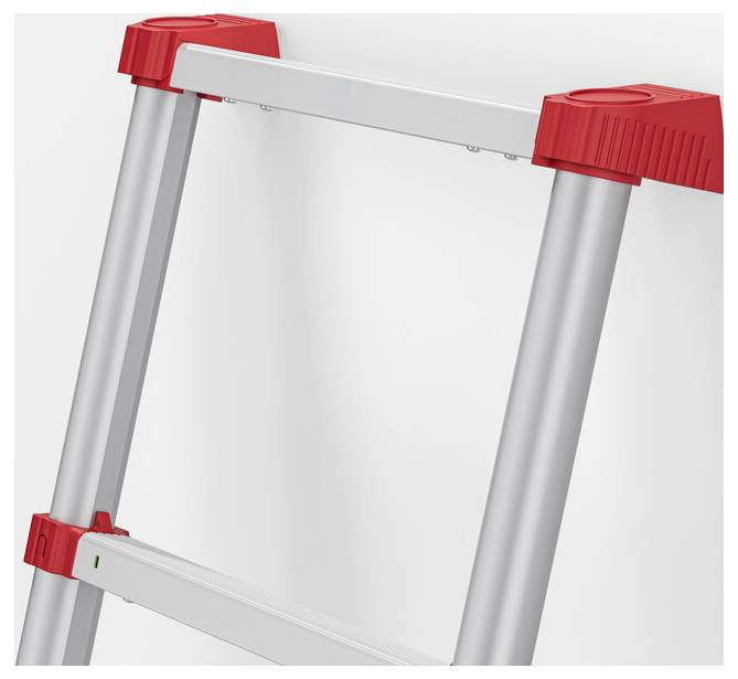 Aluminium-Leiter gegen eine weiße Wand gelehnt, mit roten Kunststoffabdeckungen an den Enden der Stufen für Stabilität.