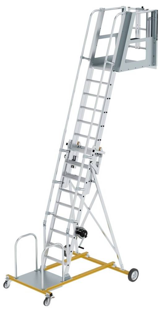 Aluminium-Schiebeleiter mit Rollen und Geländer, ausgefahren. Sie bietet sicheren Zugang zu höher gelegenen Arbeitsflächen.