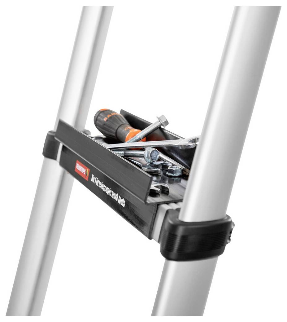 Eine Teleskopleiter mit einer integrierten Werkzeugablage. Auf der Ablage liegen ein Schraubendreher, ein Hammer und mehrere Schrauben.