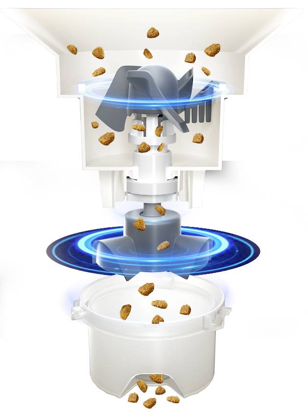 Ein Gerät dosiert Hundefutter in einen Behälter. Futterstücke fallen durch einen Trichter in eine Schüssel.