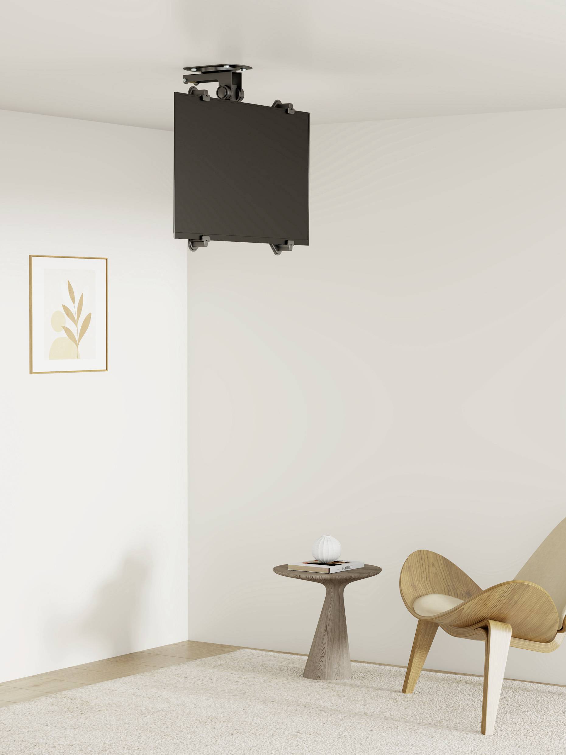 Ein moderner Raum mit einem Holzstuhl, kleinem Tisch mit Deko-Element, und einem an der Decke montierten Kunstwerk.