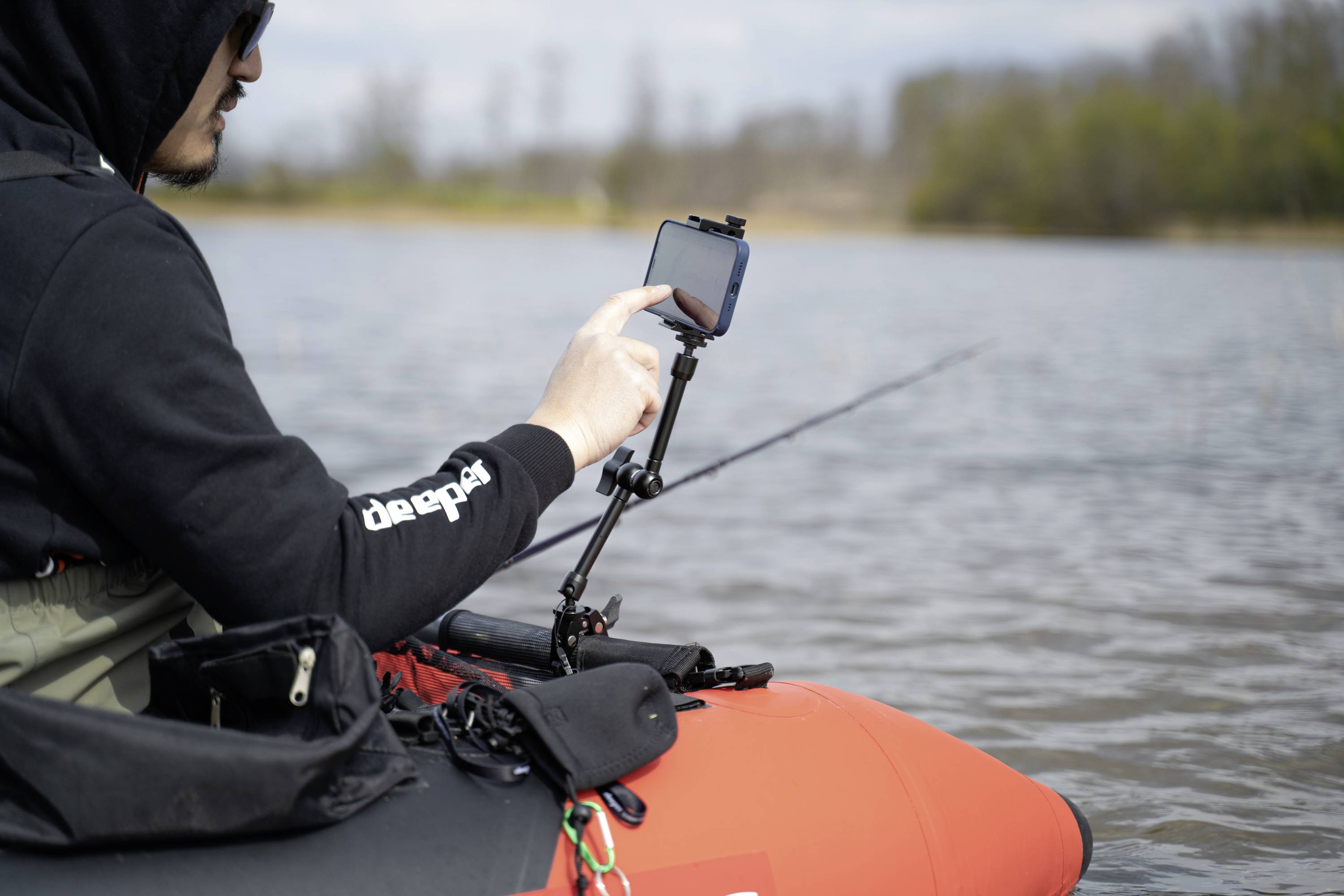 Deeper Smartphonehalterung für Boote/Kayak Videohalterung Matt Schwarz Passend für Handy-Modell: Smartphones mit einer Breite