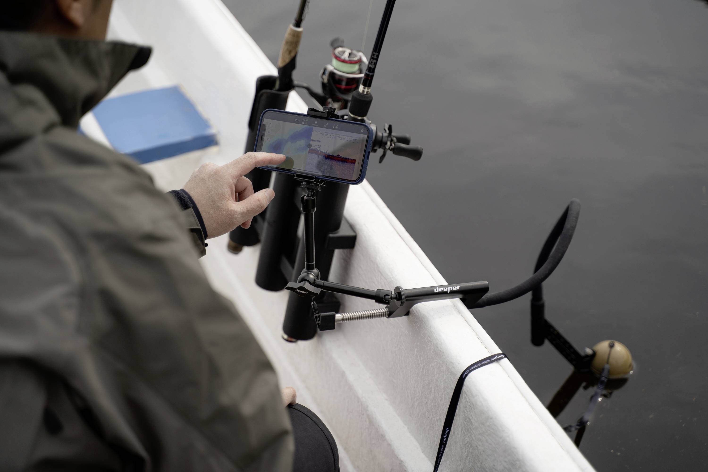 Deeper Smartphonehalterung für Boote/Kayak Videohalterung Matt Schwarz Passend für Handy-Modell: Smartphones mit einer Breite