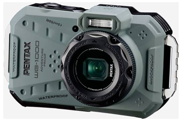 Digitalkamera der Marke Pentax, Modell WG-1000, in grauer Farbe. Robust und wasserdicht, mit integriertem Blitz und Objektiv in der Mitte.