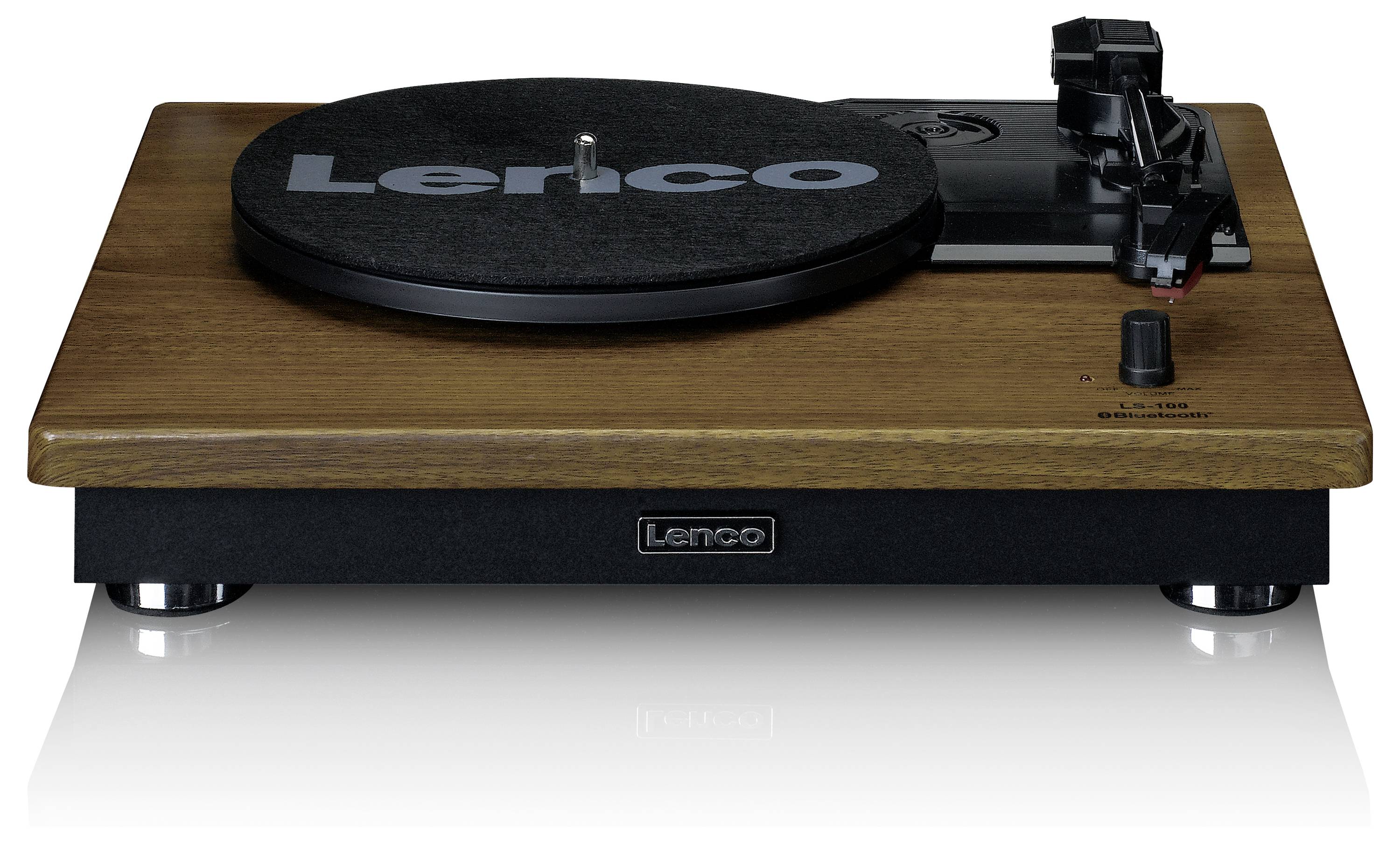 Ein Plattenspieler mit Holzgehäuse und schwarzem Deckel. Die Marke 'Lenco' ist auf der Abdeckplatte sichtbar.