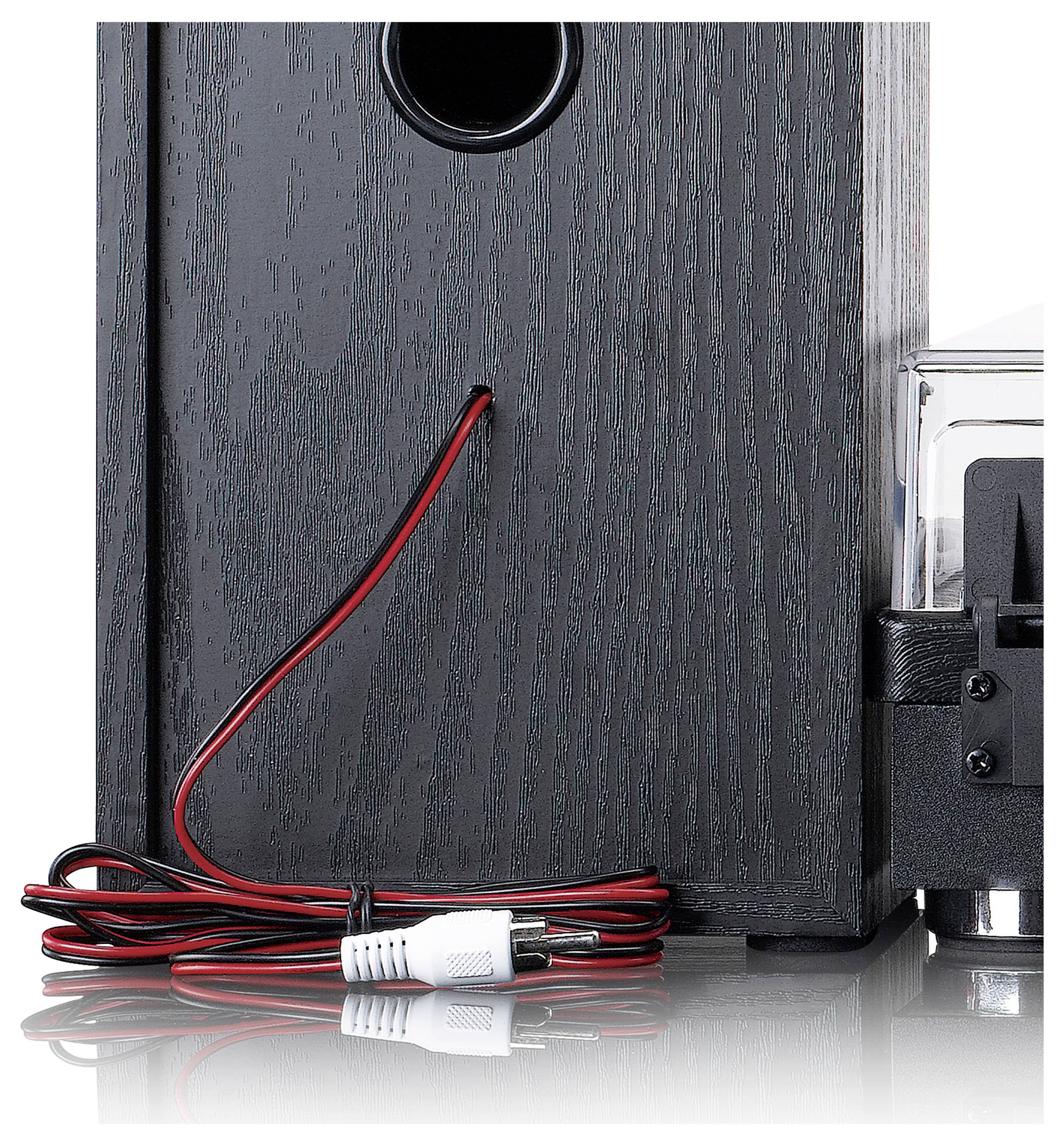 Ein Lautsprecher mit schwarzer Holzoberfläche, aus dem ein rot-schwarzes Audiokabel mit weißem Stecker herausragt.