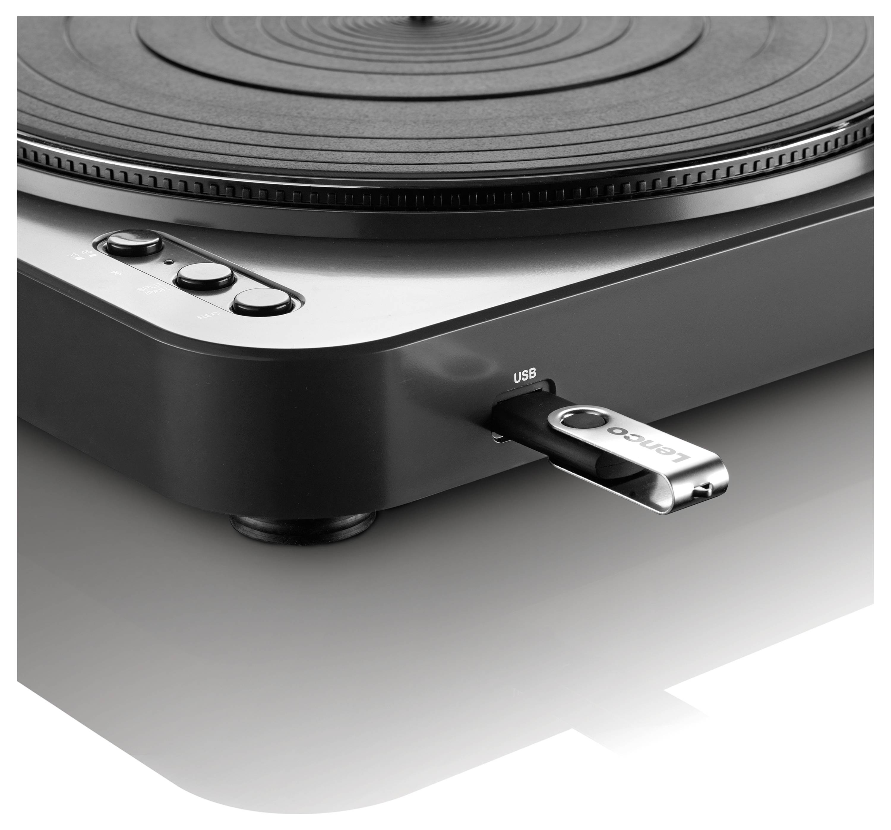 Schallplattenspieler mit USB-Stick, Fokus auf Anschlüsse und Bedienelemente. Modernes Design, schwarz und silber.