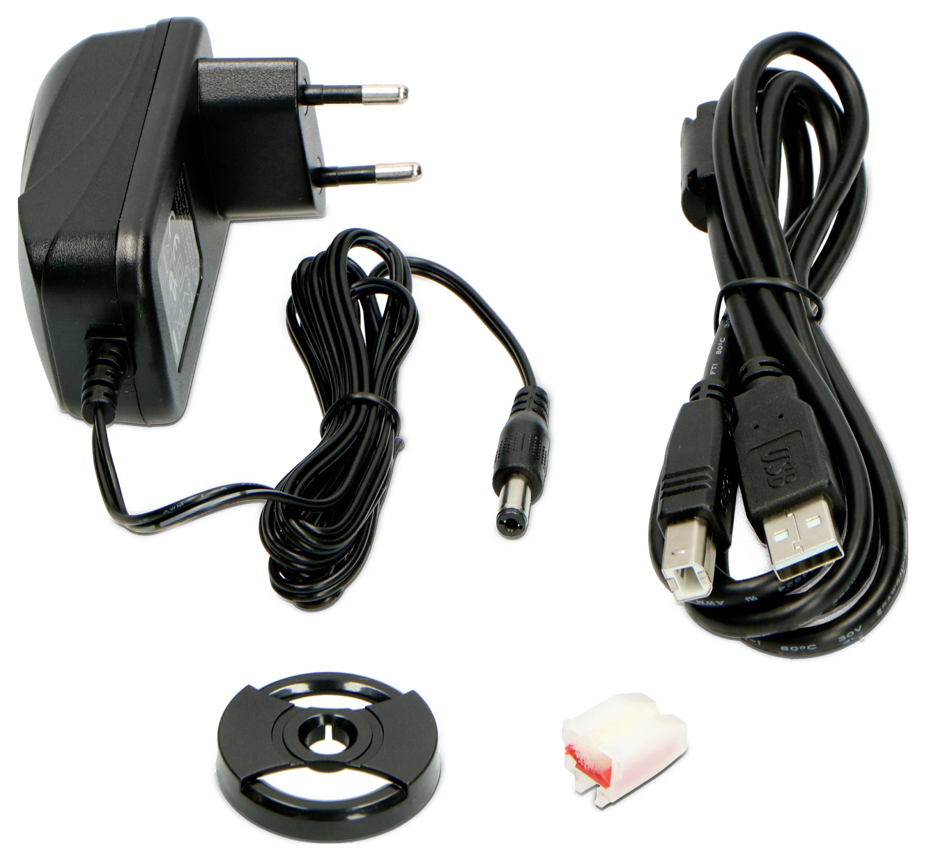 Netzteil mit EU-Stecker, USB-Kabel, runde Halterung und kleiner USB-Adapter auf weißem Hintergrund.