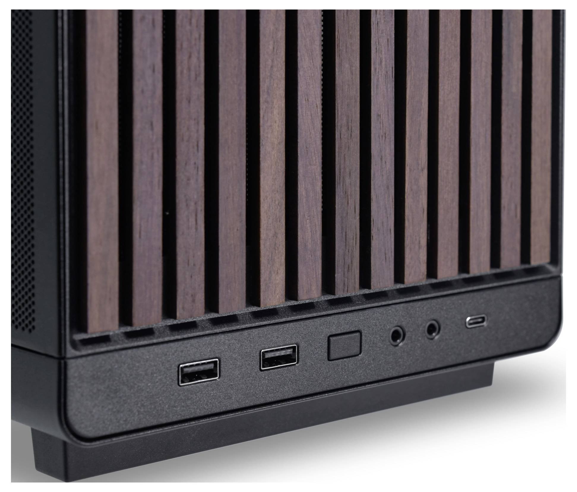 Ein Computergehäuse mit Holzakzenten und mehreren Anschlussports, darunter USB und Audioanschlüsse.