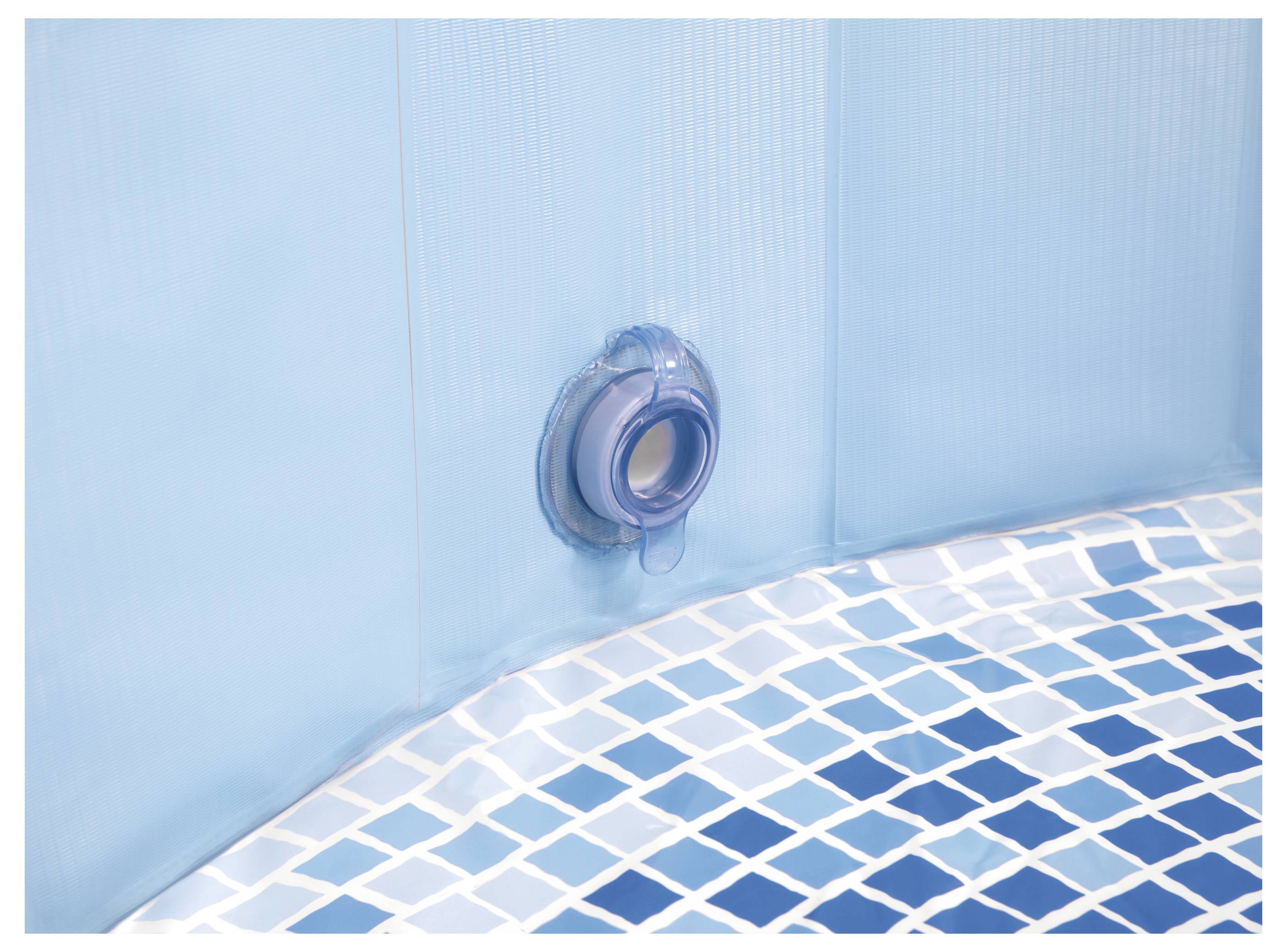 Ein blauer, runder Pool mit Kacheldesign am Boden. Ventil an der Poolwand sichtbar.