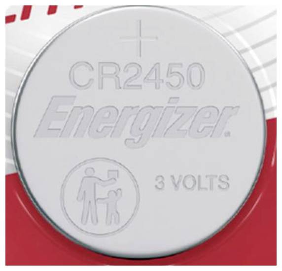Silberne Knopfzelle mit Gravur 'CR2450 Energizer 3 VOLTS'. Symbol zeigt Erwachsenen, der Batterie von Kind fernhält.