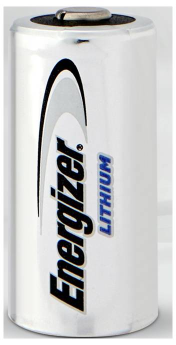 Eine weiße Lithium-Batterie der Marke Energizer mit schwarzem und blauem Schriftzug.