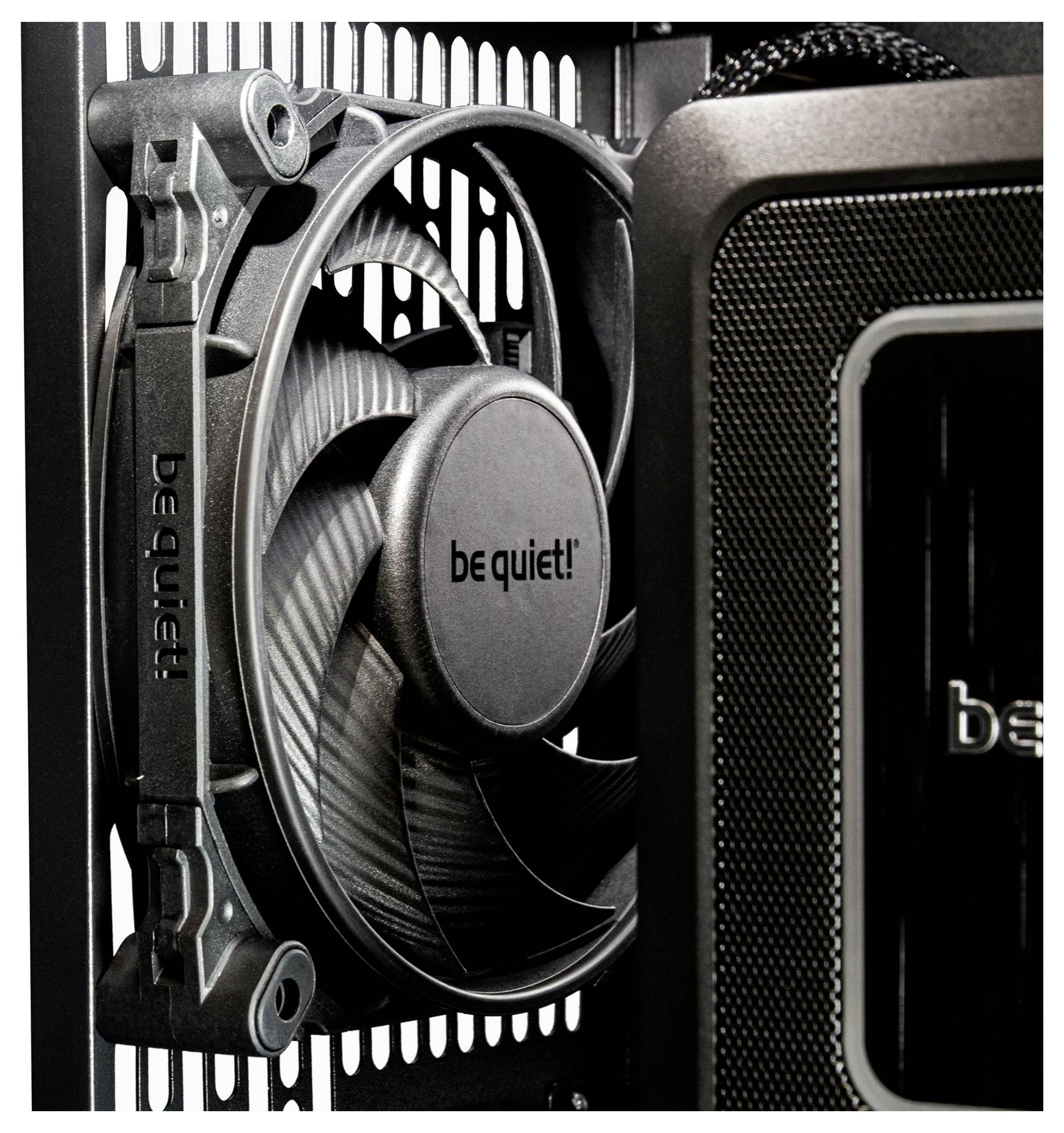 Computerventilator von 'be quiet!' in einem Gehäuse, zeigt Schaufeln und Befestigungen.
