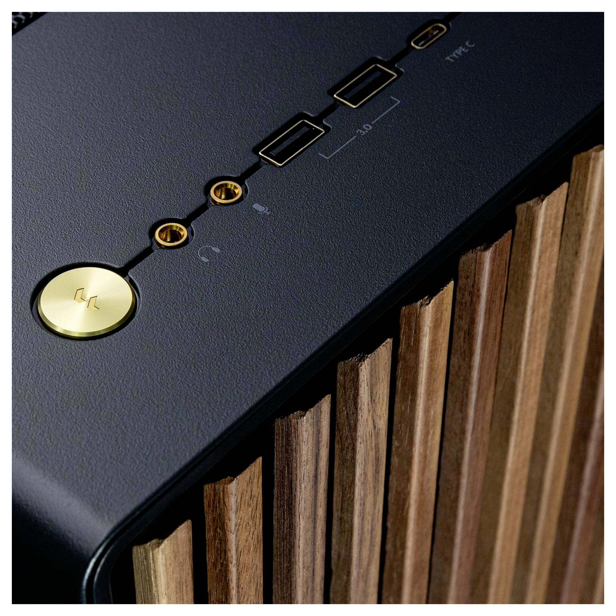 Nahaufnahme eines Elektronikgeräts mit Holzelementen und goldenen Tasten. Zu sehen sind Anschlüsse und Bedienelemente.